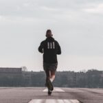 Mann joggt auf einer Straße als Symbol für Bewegung und gesunde Venen