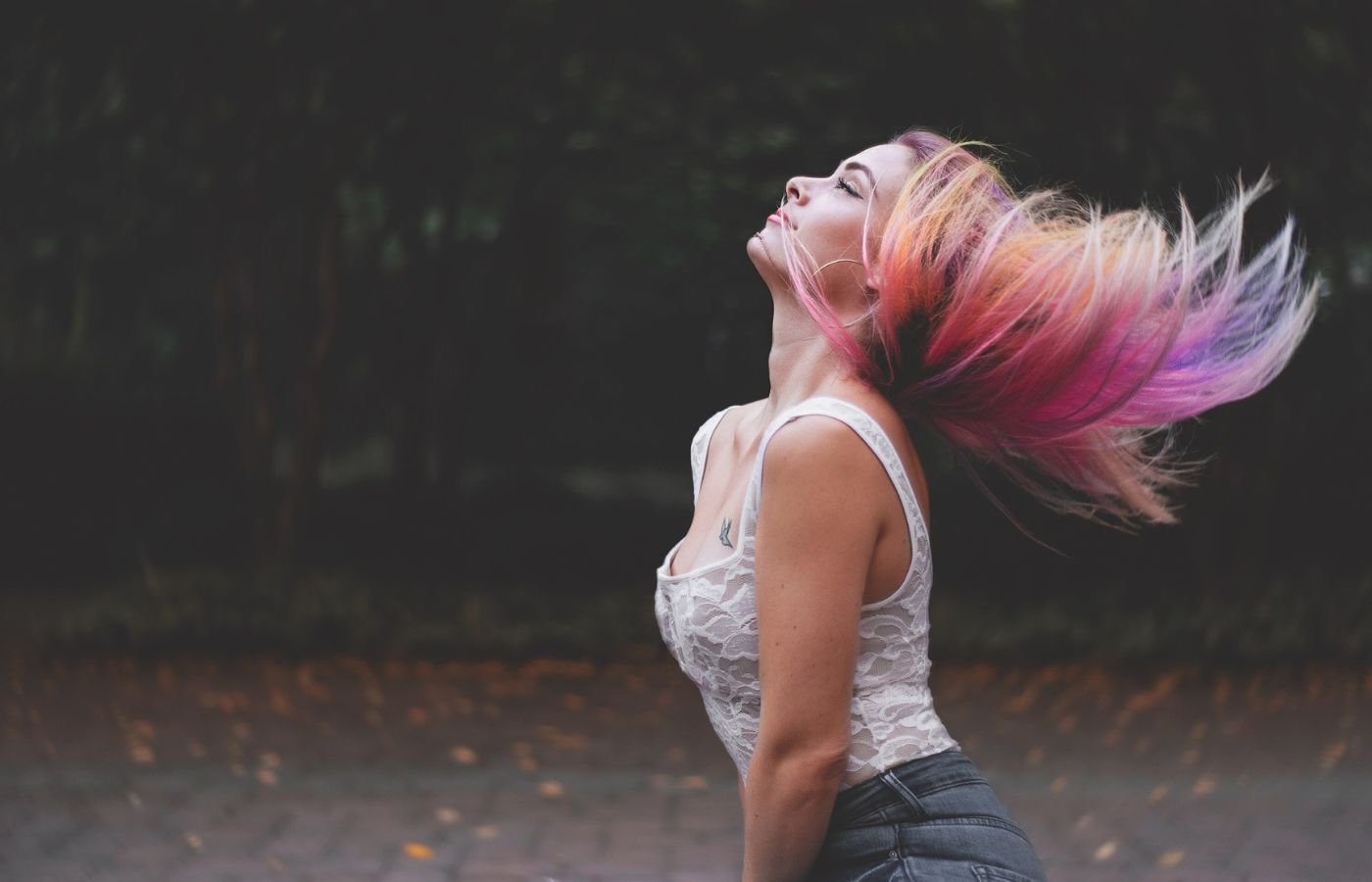 Kopfläuse 7 Frau wirft ihre Haare nach hinten als Symbol für Kopfhaut und Haarpflege bei Kopfläusen