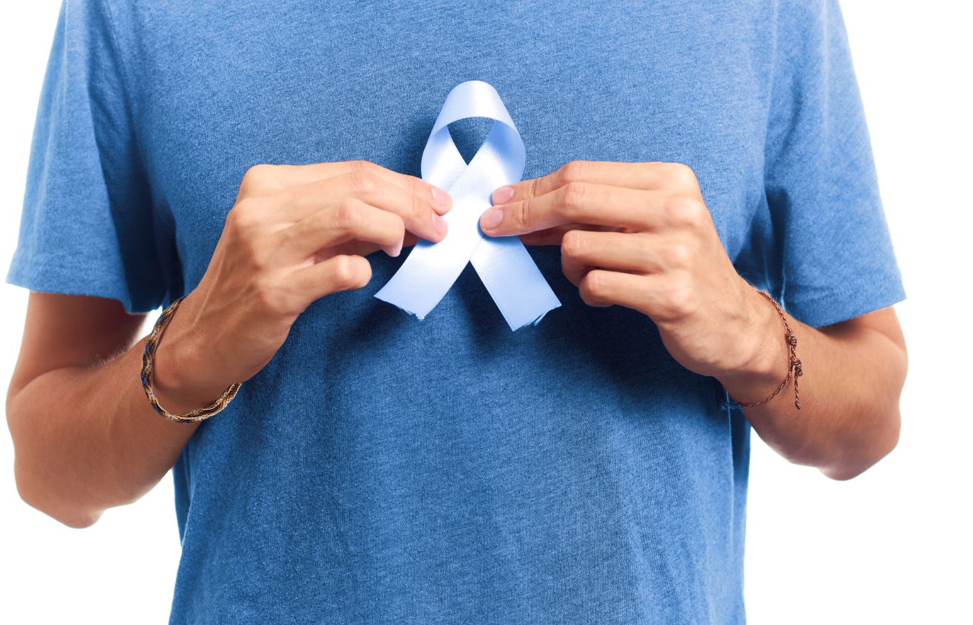 Männergesundheit 3 Mann hält blaues Band als Symbol für Männergesundheit und Vorsorge