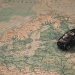 Spielzeugauto auf Europa-Landkarte als Symbol für Reisevorsorge und Gesundheitsberatung in der Apotheke